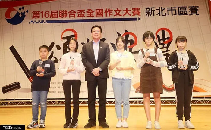 副市長劉和然與聯合盃作文大賽各組第ㄧ名合影(左二為本校7年10班胡丞媛同學)