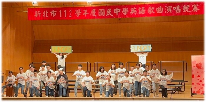 八年四班參與國中英語演唱競賽表現活潑生動
