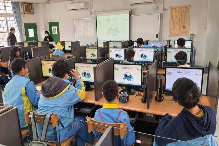 崇林國中學生參與智慧車課程