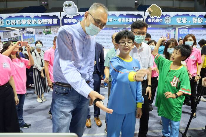 崇林同學向副市長介紹崇林成果