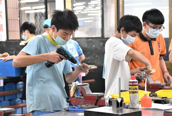 考取三重商工機械科的崇林國中謝博鈞同學（左一），如願進入機械領域學習，他期許自己能成為產業的小尖兵。