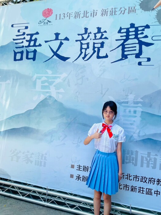 參賽學生與看板合影