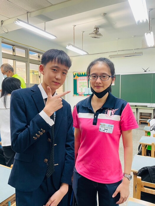 參賽師生蔡旻孝、陳嘉卿合影