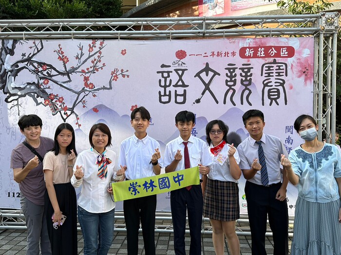 獲獎學生與教務處老師合影留念