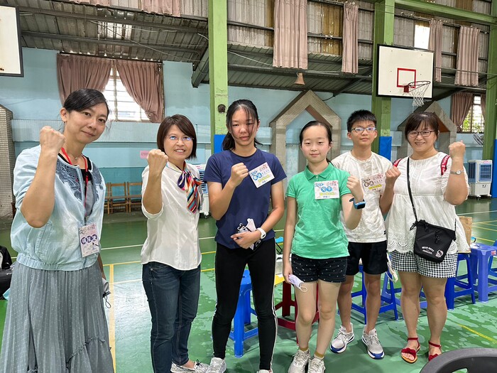教務主任與校長及參與學生合影