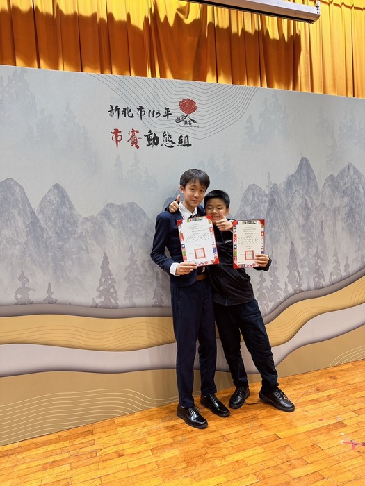 蔡旻孝 呂得豪學生合影